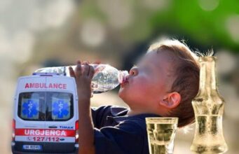 Ngatërroi ujin me rakinë, vdes tragjikisht 2-vjeçari në Devoll
