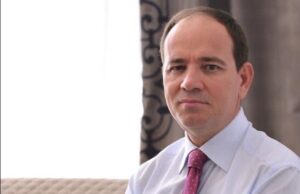 Kush i hodhi baltë në jetë, të mos i hedhë dhe në varr!