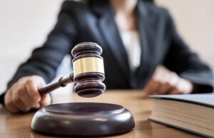 Shqiptari zihet me gruan dhe vjehrrën, kërcënon me vdekje gjyqtaren: Do të të vras!