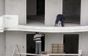 “Lëreni të vdesë!” Tre shqiptarë masakrojnë me shkopinj bashkatdhetarin shtrues pllakash