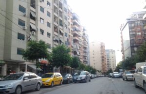 E fundit! Burri vdes në mes të rrugës te Komuna e Parisit