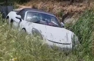 “Porsche”del nga rruga dhe përfundon në kanal, plagoset 29-vjeçari