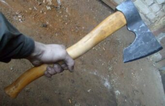 Detaje nga sherri me sëpatë, dy shokët u zunë për një grua