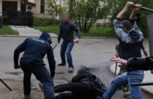 Ksamil/ 3 anëtarë të një familje përplasen fizikisht me turistët e huaj, përfundojnë në gjendje të rëndë në spital