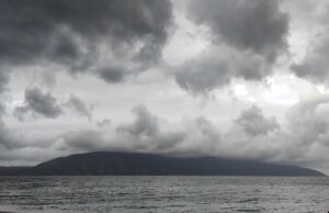 Moti i keq vret një person, e zë rrufeja