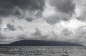 Moti i keq vret një person, e zë rrufeja