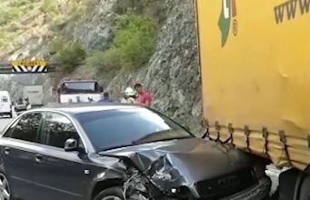 Traileri përplasi 6 makina në Librazhd, shoferi: Rruga e keqe më plasi gomën
