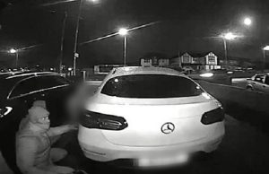 Skenë filmash në Tiranë/ Vajza lë makinën ndezur, 18-vjeçari i hipën dhe largohet