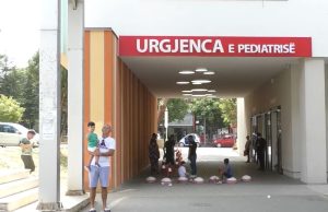 Sherr për temperaturën e fëmijës te Pediatria, të afërmit rrahin me grushta dy infermiere