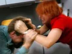 E kapi duke komunikuar me mesazhe me një tjetër, grekja i ngul thikën burrit shqiptar në sy të fëmijëve