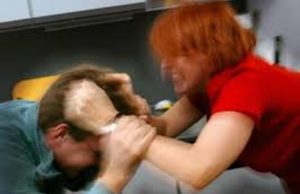 E kapi duke komunikuar me mesazhe me një tjetër, grekja i ngul thikën burrit shqiptar në sy të fëmijëve