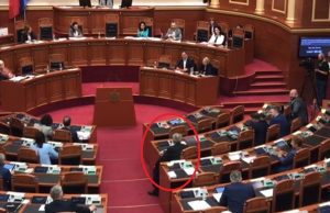 Ndodh për herë të parë, Sali Berisha ulet te krahu i socialistëve në Kuvend