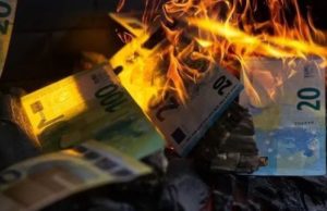 Gruaja ndez oxhakun për festa, digjen 20 mijë euro që kishte fshehur i shoqi atje