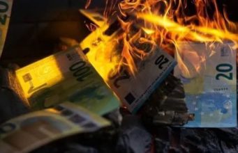 Gruaja ndez oxhakun për festa, digjen 20 mijë euro që kishte fshehur i shoqi atje