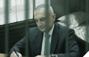 Metës nuk i ikën inati me Monikën!