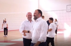 Ministri Arbjan Mazniku dhe Mariglen Disha luan volejboll me gjimnazistët në Polis të Librazhdit!