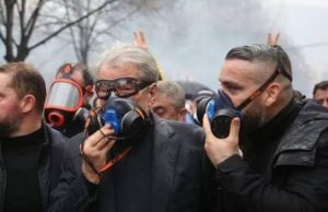 Revolucioni si gënjeshtër dhe institucionet si e vetmja e vërtetë