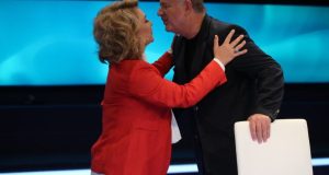 Baton Haxhiu i ‘qan hallin’ Eni Vasilit/ Dyshja ‘bën kërdinë’ në RTSH: Heqin punonjësit për të futur miqtë e tyre