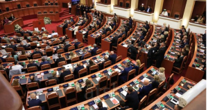 Ndryshimet në Rregullore, përplasja e parë PD-PS; Babloku dikton rregullat e reja me forcën e kartonave