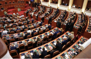 Ndryshimet në Rregullore, përplasja e parë PD-PS; Babloku dikton rregullat e reja me forcën e kartonave